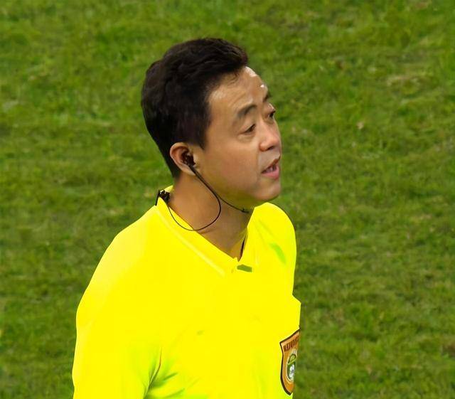 尺度不一难言公平,上港巨星惨变人肉踏板_郭宝龙