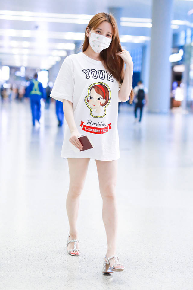 金莎私服多,一天换两套,穿上卡通款t恤出行可美了!