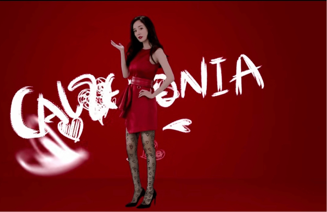 杨幂的腿和丝袜好搭,又直又细穿波点款也没变化,不愧是"腿精"