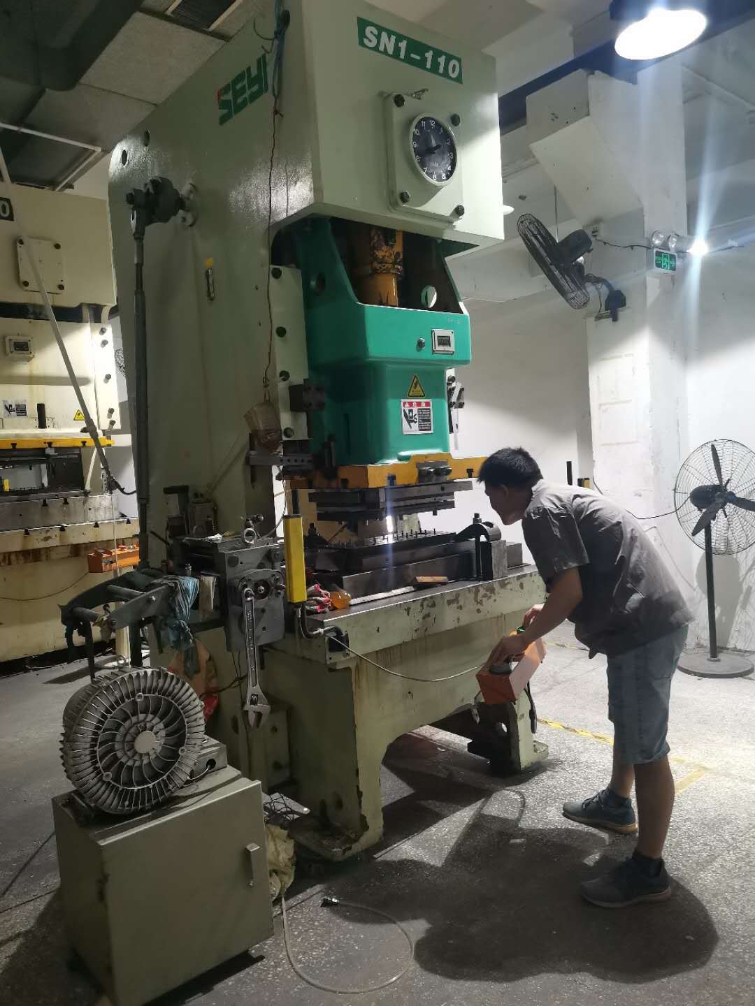 五金冲压模具过程中;要合理选用冲裁间隙