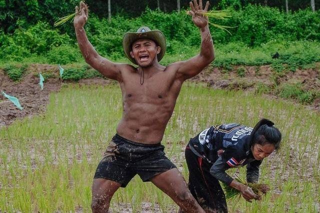 原创世界拳王播求身价上亿,仍爱种地,生活朴素不爱美女豪车