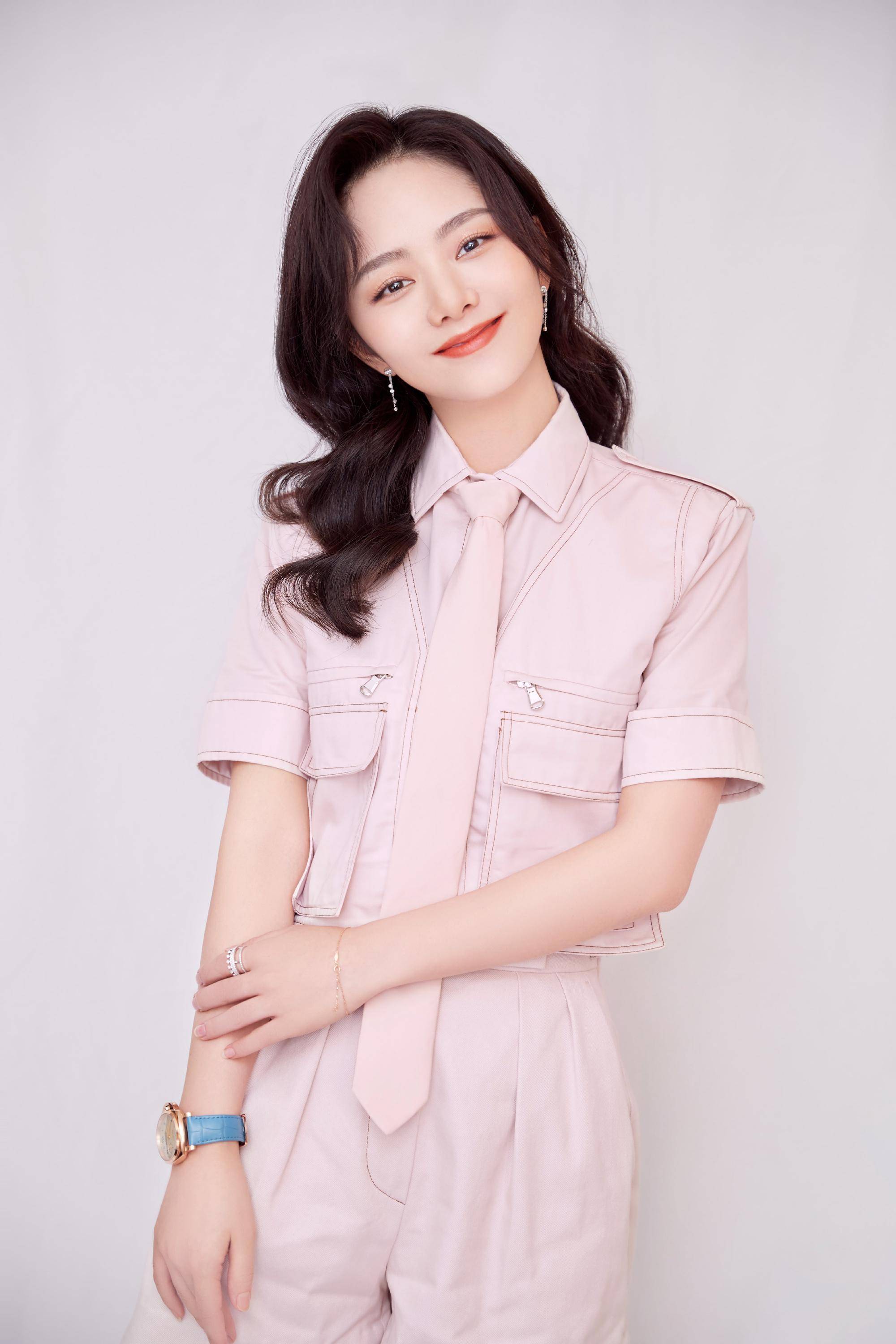 谭松韵"粉色系"穿搭,粉色绑带v领长裙,甜美气质凸显少女感_手机搜狐网