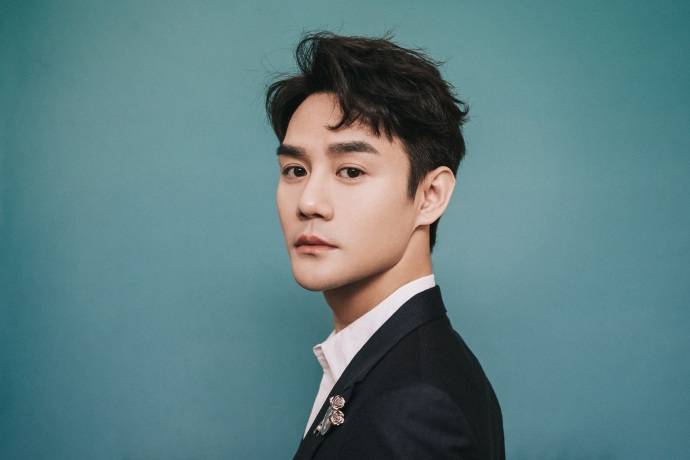 王凯获"文荣奖"最佳男主发文感谢 西装革履秀笔挺身材