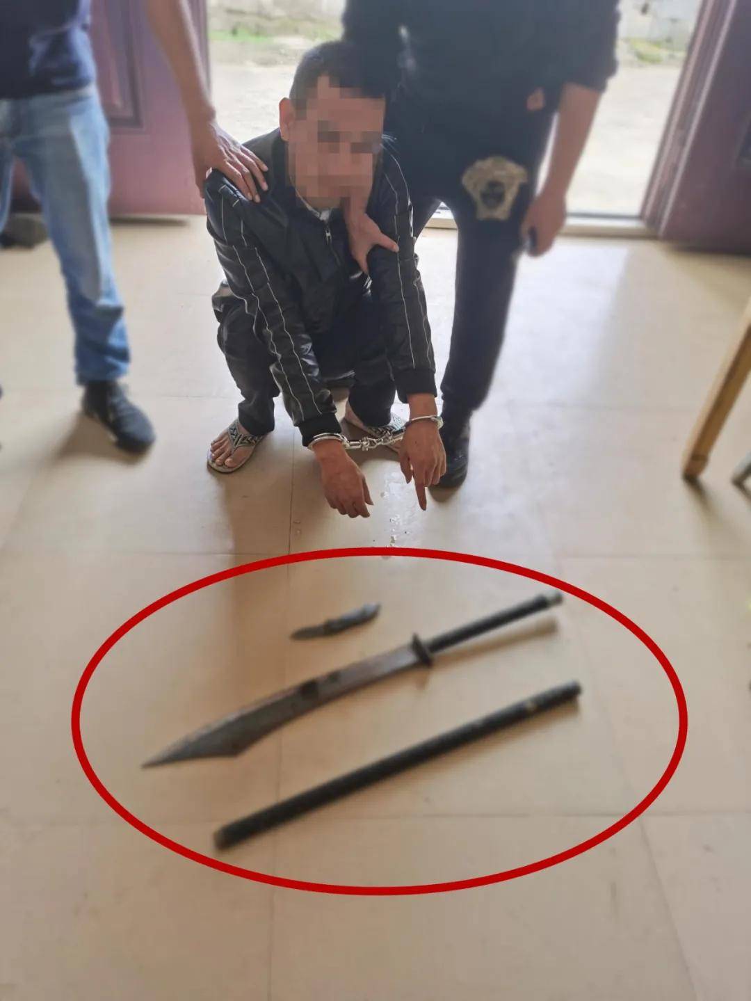 收网行动抓捕现场▲警方缴获的毒资▲嫌疑人指认非法改装射钉枪经
