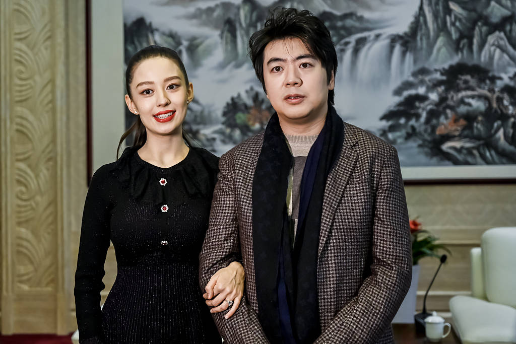 郎朗与娇妻合奏钢琴曲 吉娜怀孕6个月腰身纤细依旧