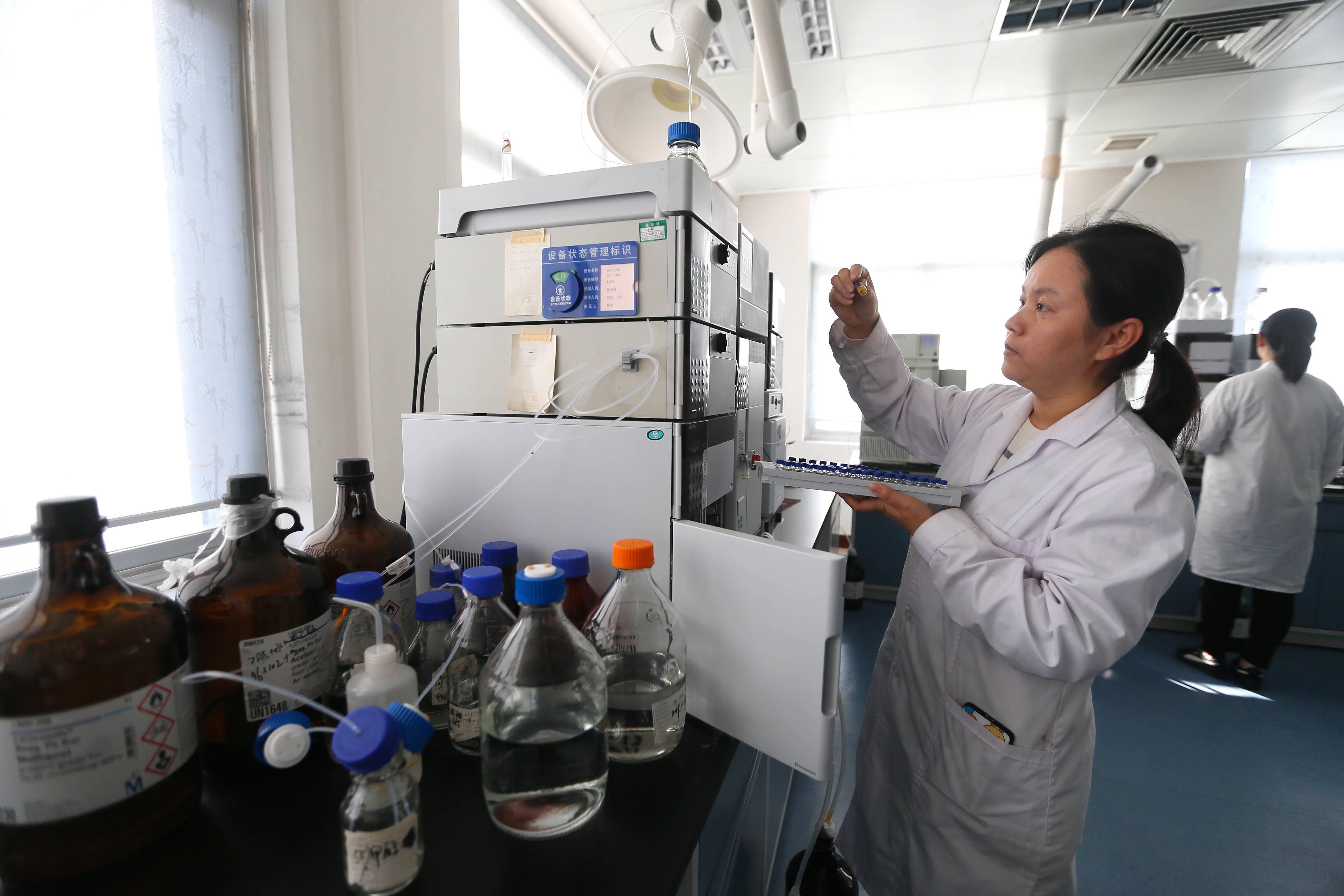 (11月4日,技术员对老酒的总糖指标进行检验. )