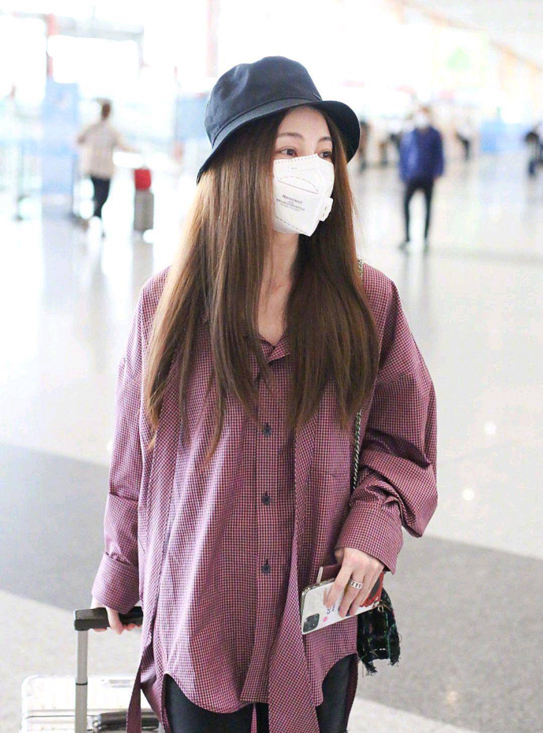 姚笛高调现身机场,穿格子衬衫配黑色半截裤,时不时尚?一目了然