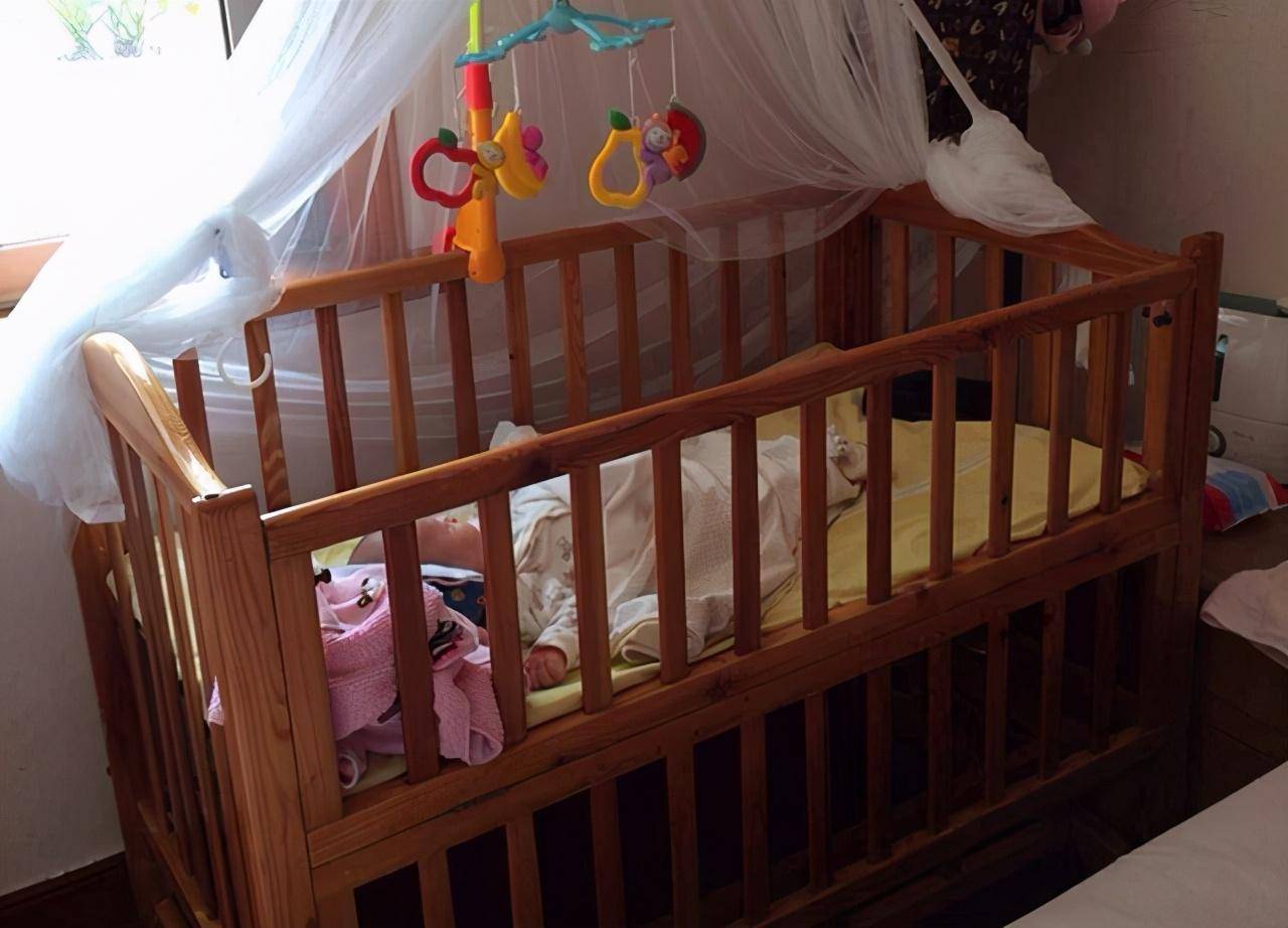 二,和爸爸妈妈一起睡觉有些家长不太赞同把宝宝放在婴儿床上睡觉,因为