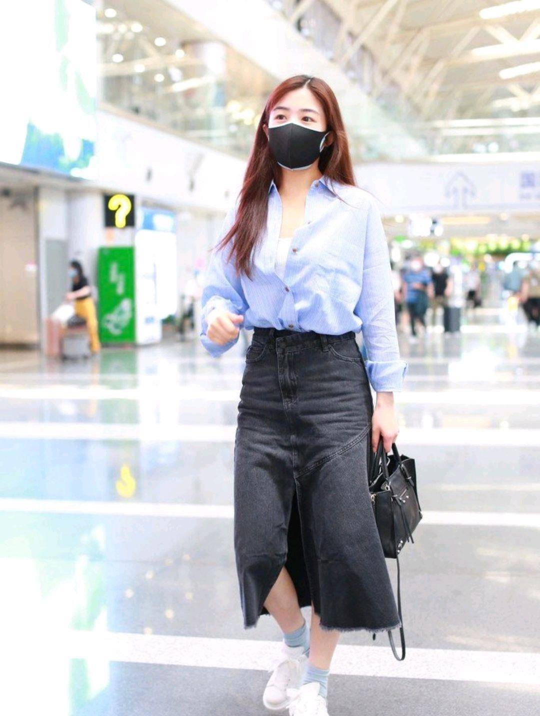 张含韵的机场look很抢眼,淡蓝色衬衫配牛仔半身裙,清爽又时髦_造型