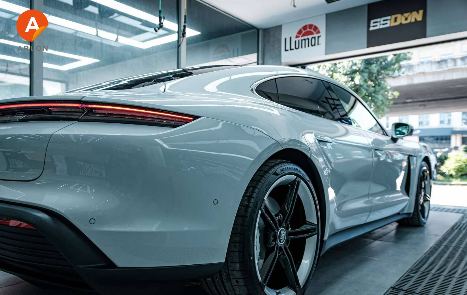 这一期我们主要说说漆面保护膜(俗称隐形车衣) 雅龙采用illuminite 多