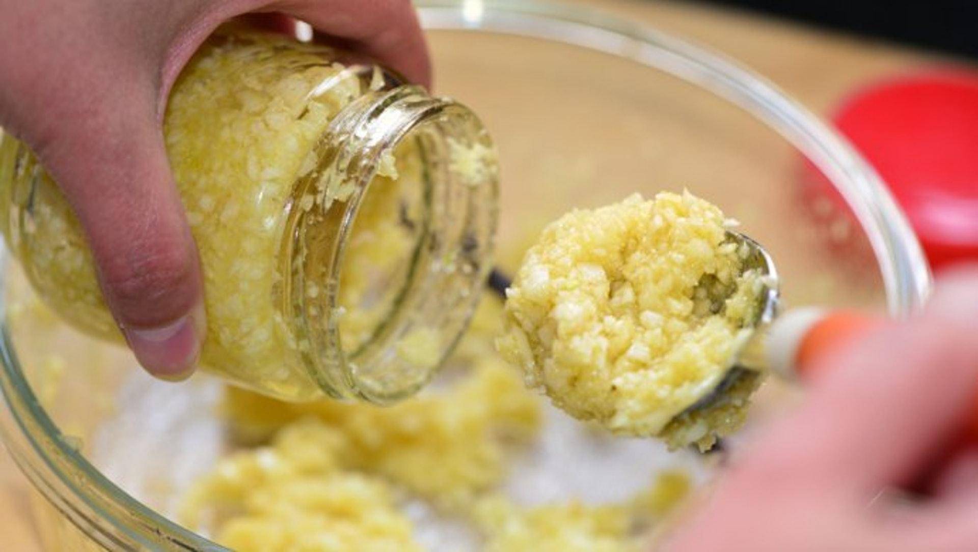 原创做金银蒜时,直接下锅是不对的,很多人顺序弄错,难怪不香还发苦