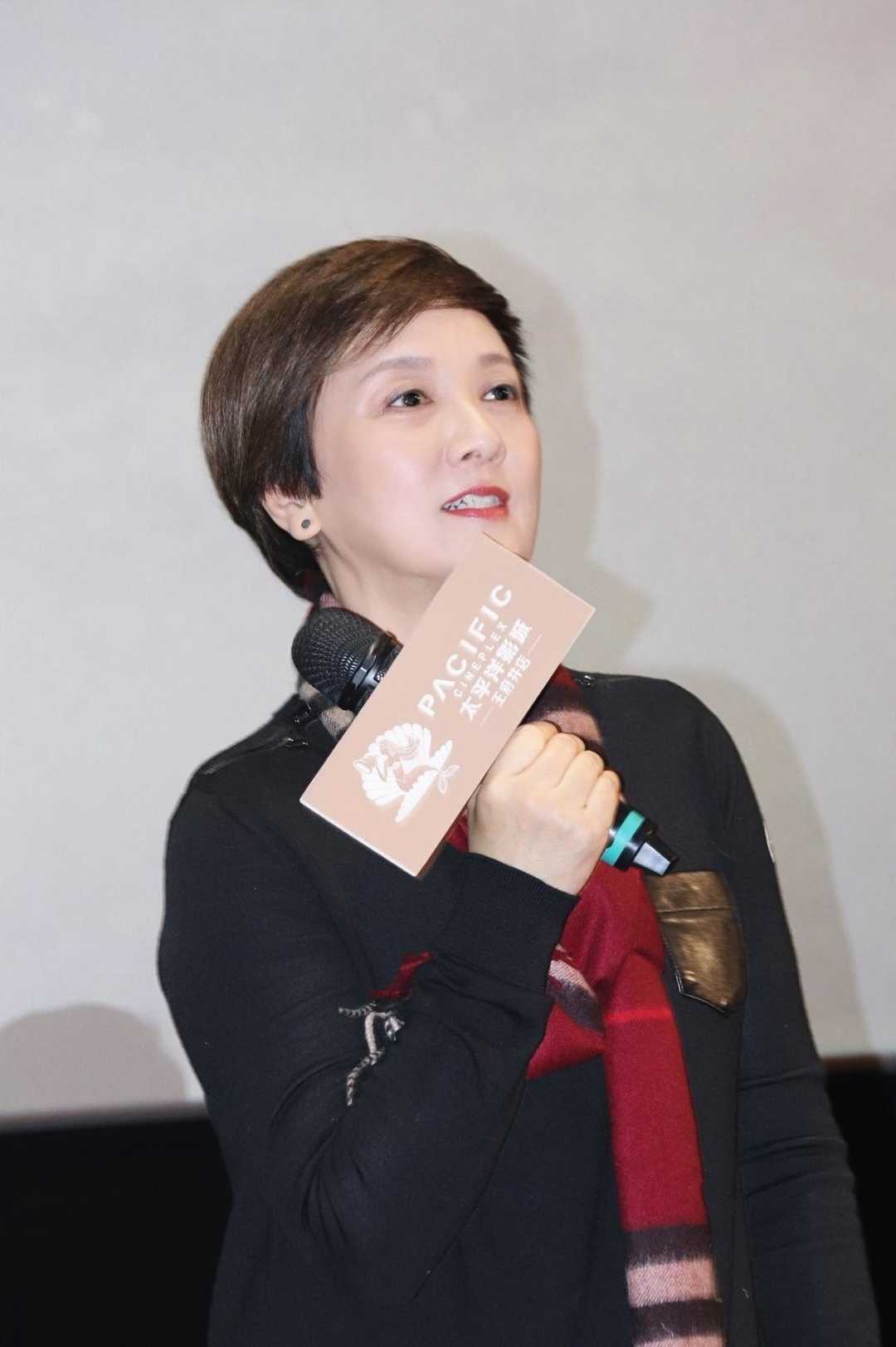 邓婕衣服品味在线,穿一袭黑色上衣低调之中不乏时尚感,漂亮大气