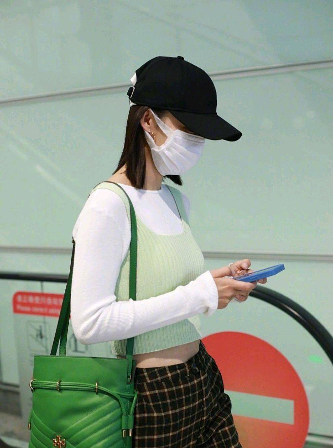 李沁低调现身机场,穿白色打底衫配奶油绿小背心,真是"小腰精"