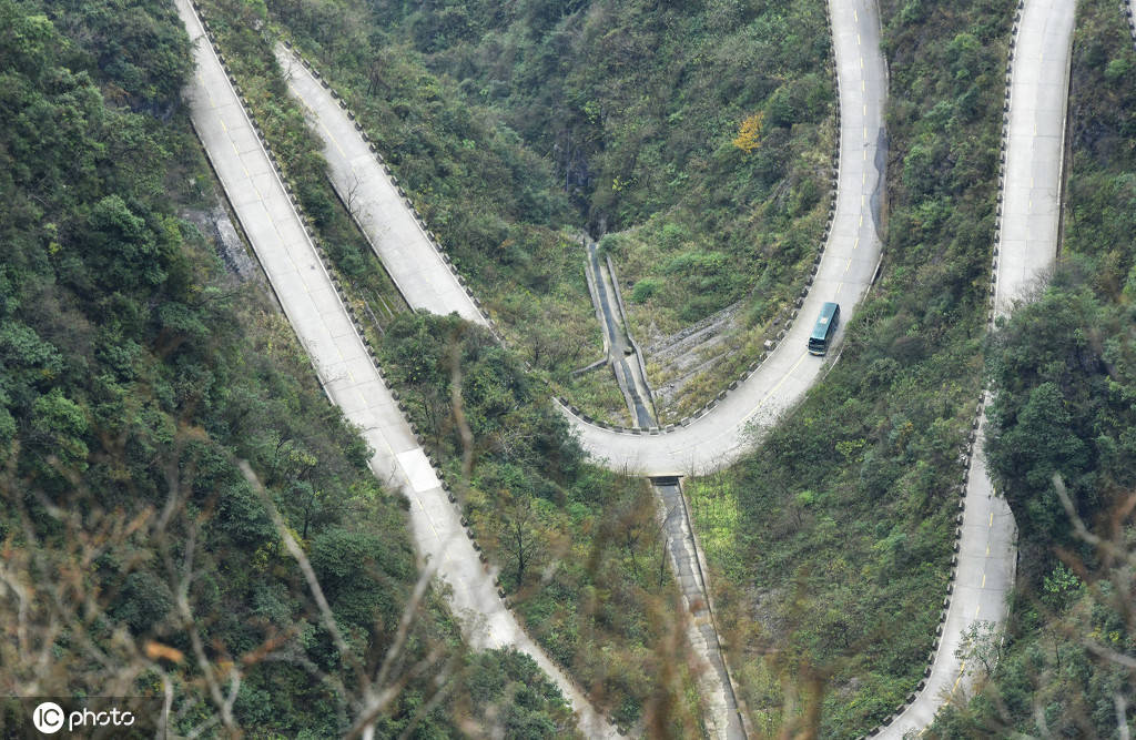 张家界天门盘山公路99道弯 似玉带环绕直冲云霄 搜狐大视野 搜狐新闻