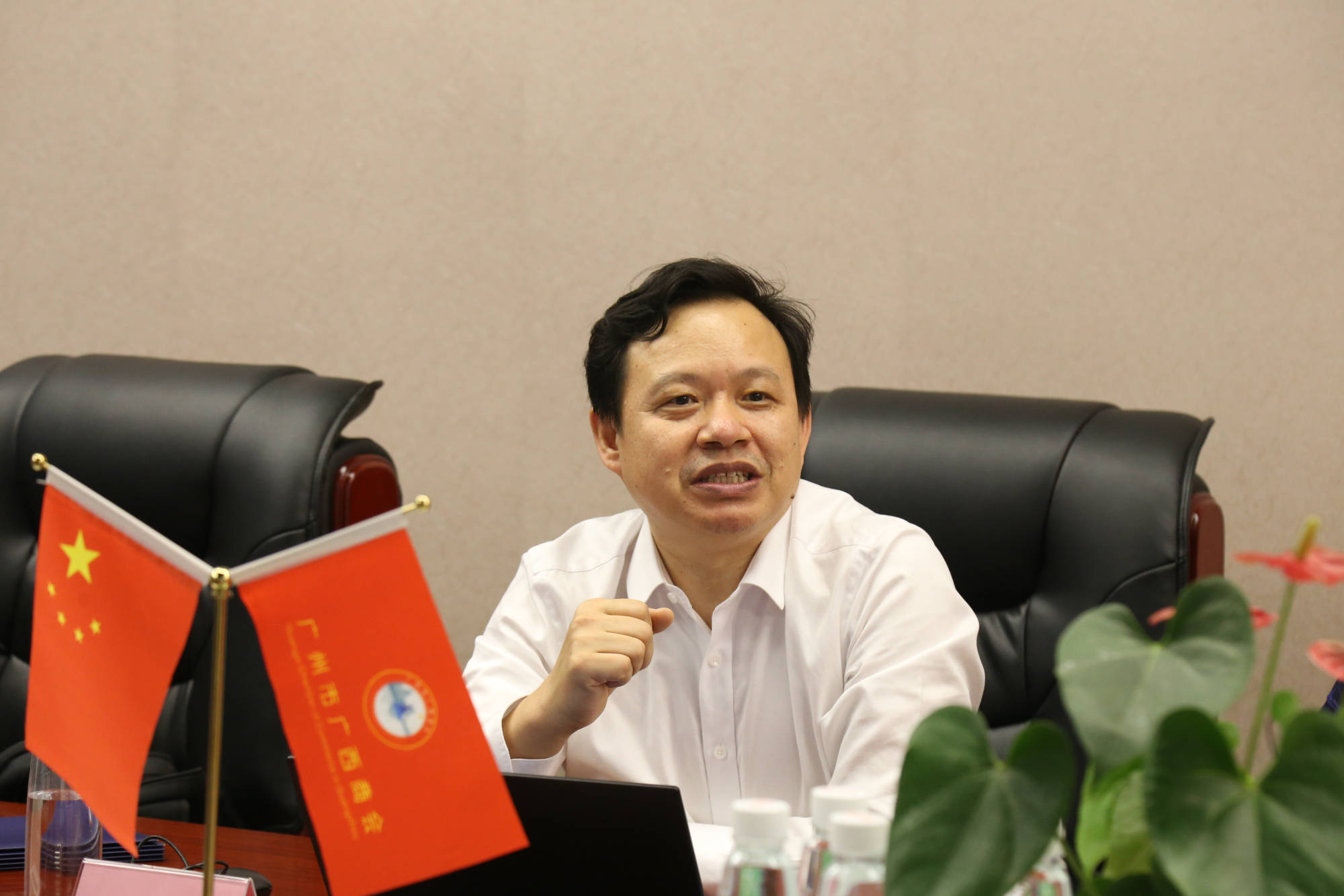 广州市广西商会常务副会长陈文忠,常务副会长秦建龙,理事徐志宏就自身