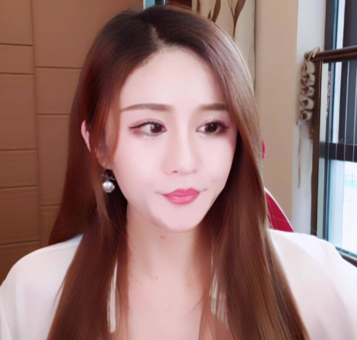 原创斗鱼女主播透露颜值一姐三个月能赚2000万大哥送宝马车她看不上