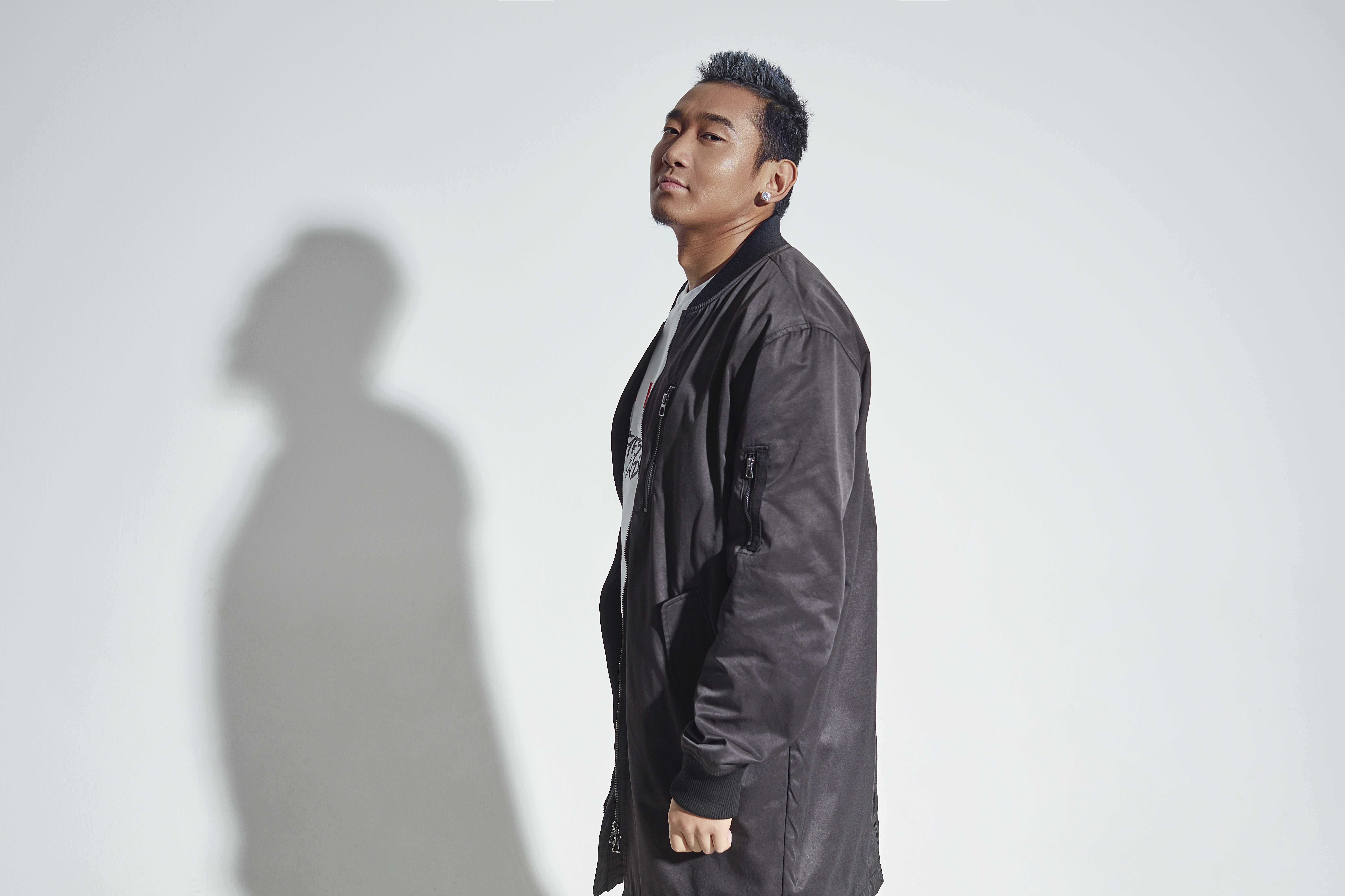 扎西平措《三口一杯》mv上线 豪爽风情碰撞浓郁藏族色彩