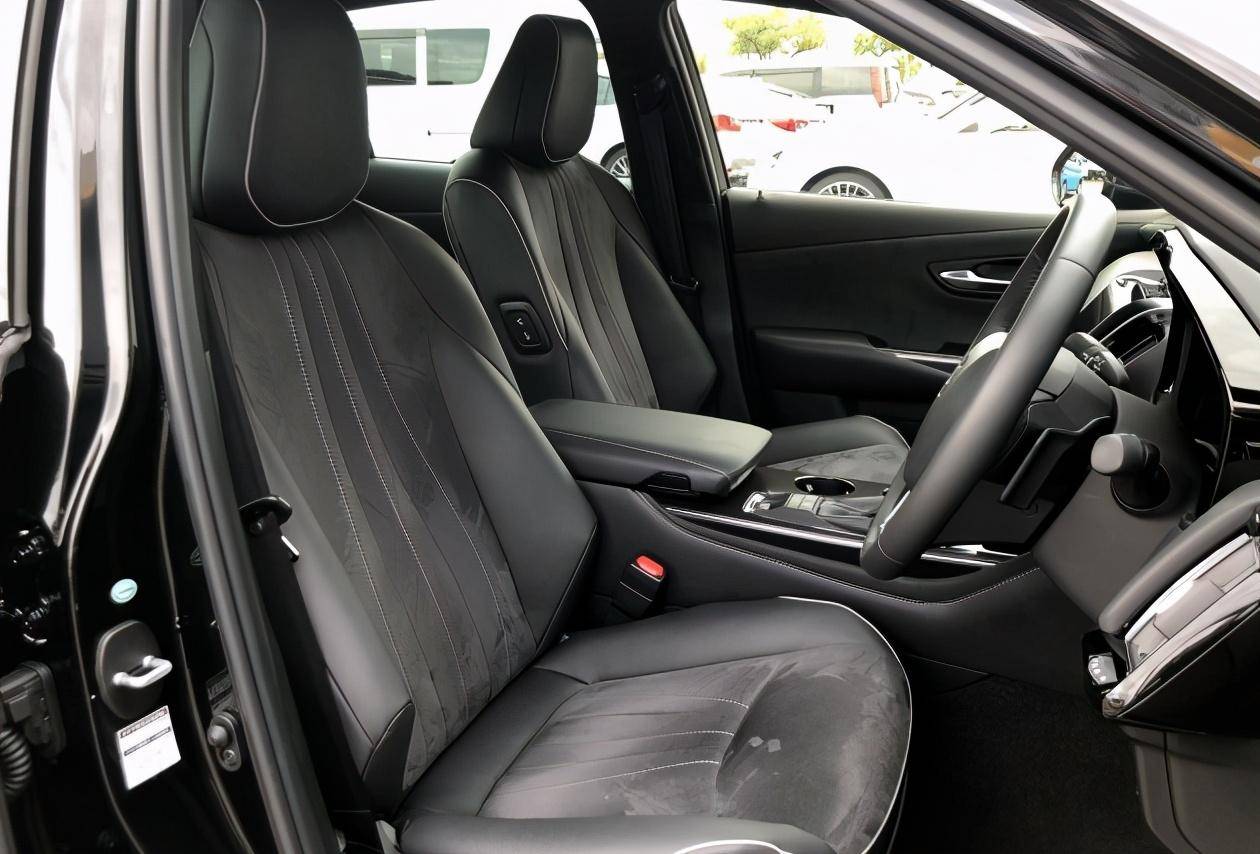 皇冠rs现身这次运动化很彻底配35lv6四出排气