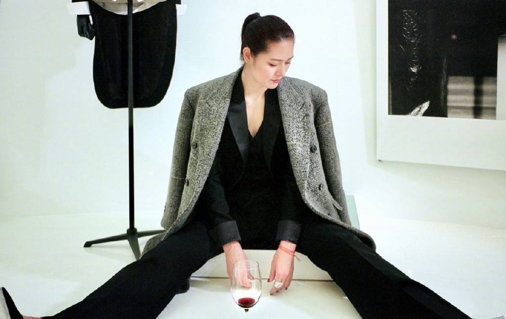 马艳丽一身黑西服配流苏链好气质干练发型五官立体哪有45岁