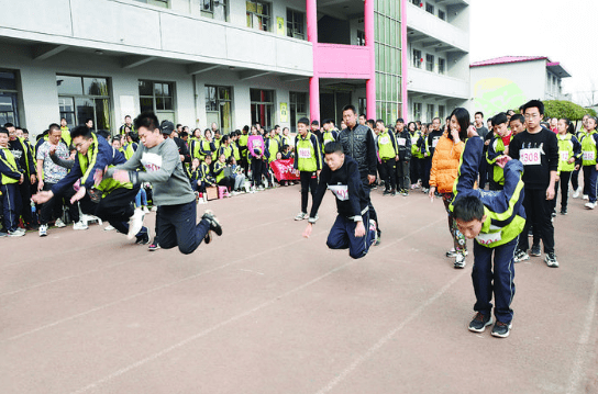 跑步比賽 10月29至30日,文水縣城鎮中學舉辦2020年秋季田徑運動會