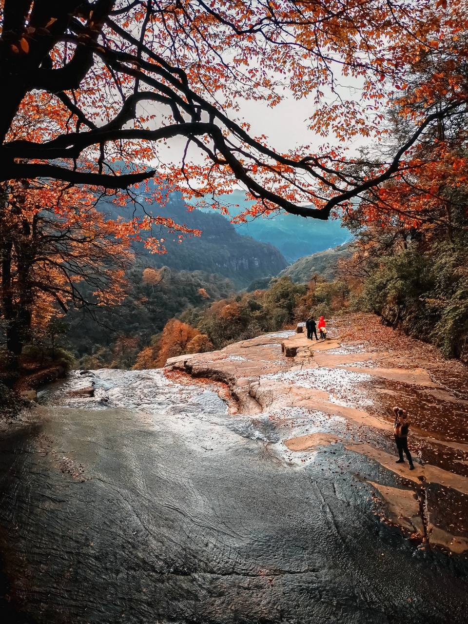 原创这里红叶满了天,当懒汉澡塘偶遇贵妃浴池,造就神奇的美丽传说