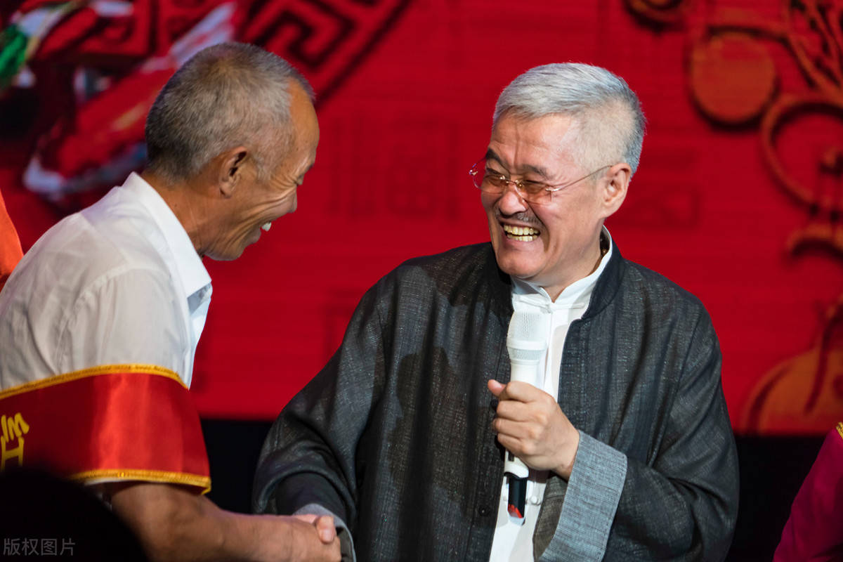 2001年春晚《卖拐》1个失误范伟留一生阴影 赵本山:我平不了那坑_手机