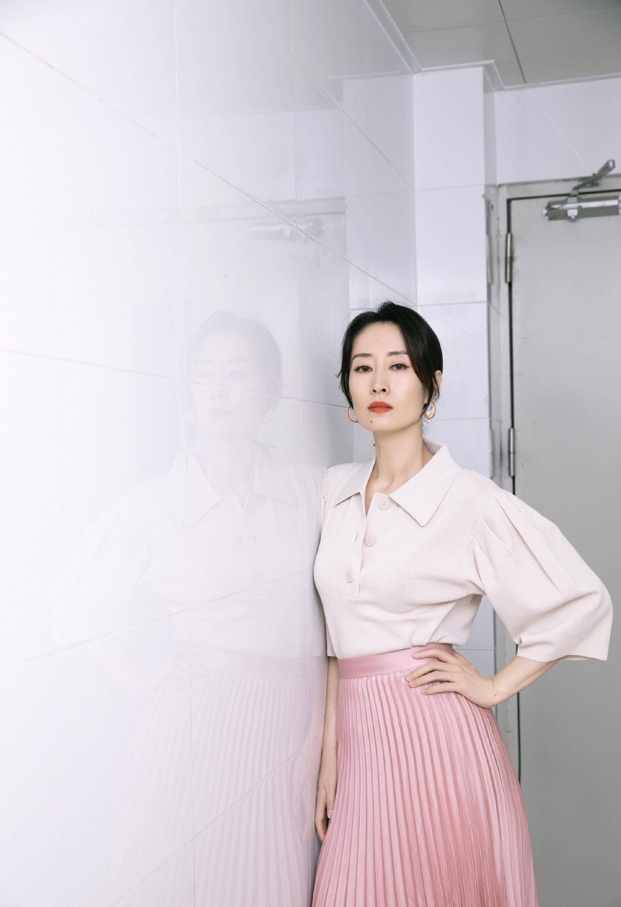 一身粉色修身长裙搭配钻石项链优雅温婉刘敏涛哪像44岁