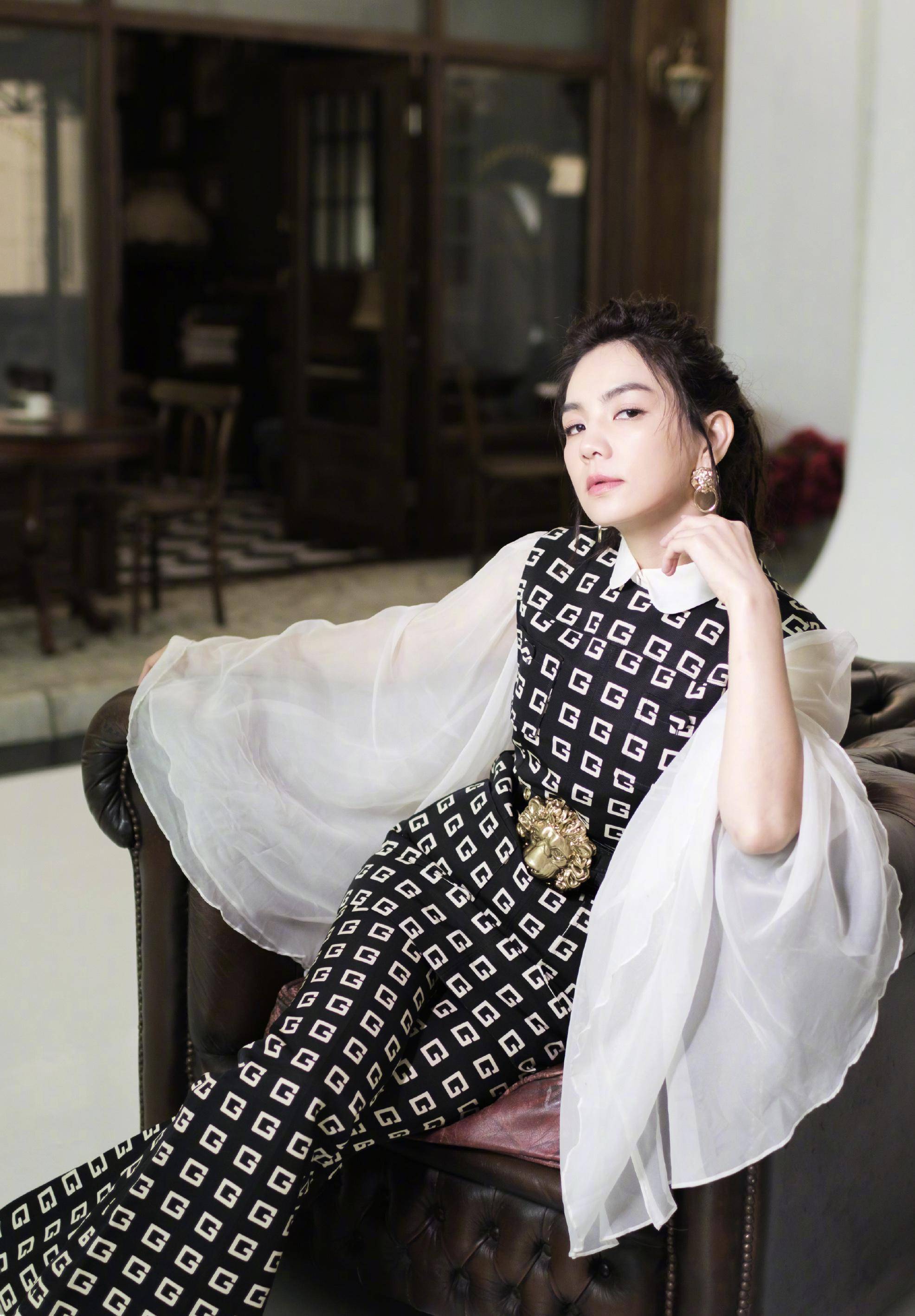 ella白衬衣配格纹阔腿裤出席时尚活动穿出初秋韵味