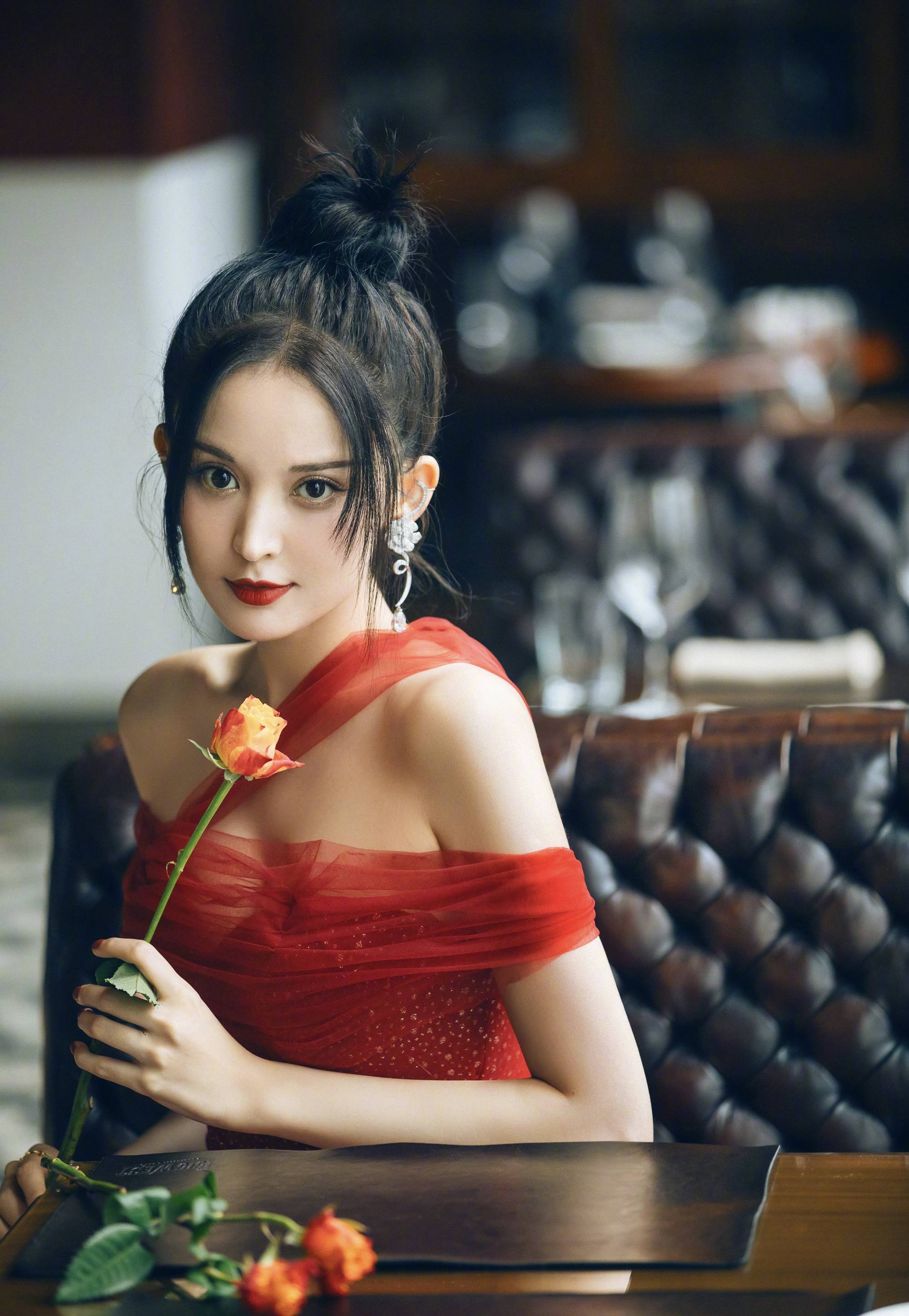 古力娜扎烈焰红唇配红裙,火红造型十分抢眼,依然美艳动人