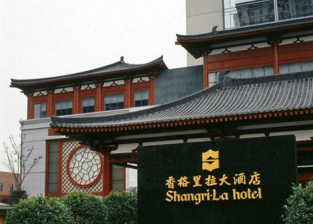 北京国贸,如今每年光靠收租就达几十亿人民币,还有国内顶级酒店
