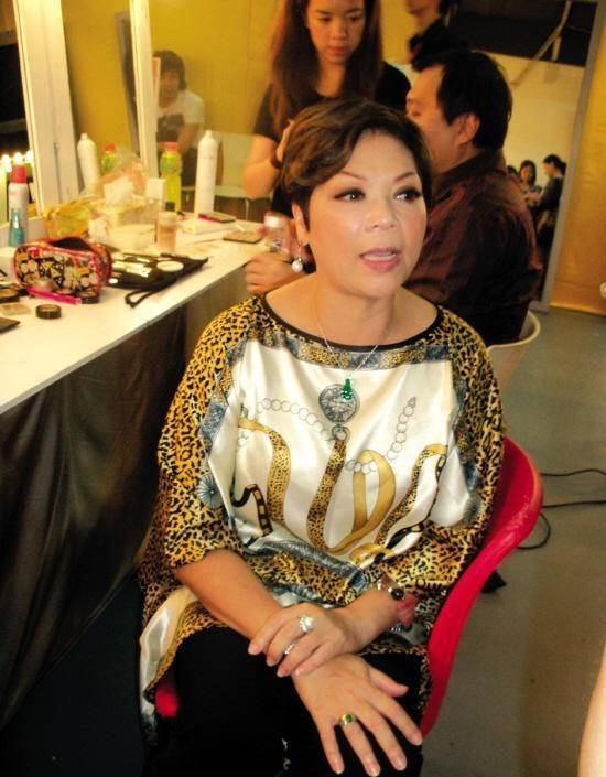 难掩伤痛!tvb爱国艺人肥妈丧夫后靠爱犬陪伴,公开老公遗言