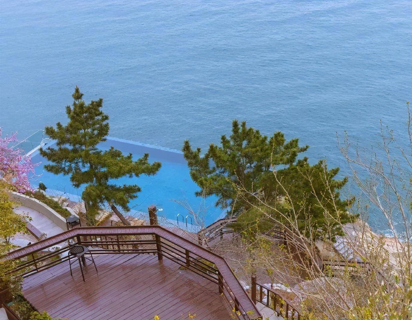 陌海民宿,位于崂山美丽的返岭村,三面环山,一面临海,是你一生中一定