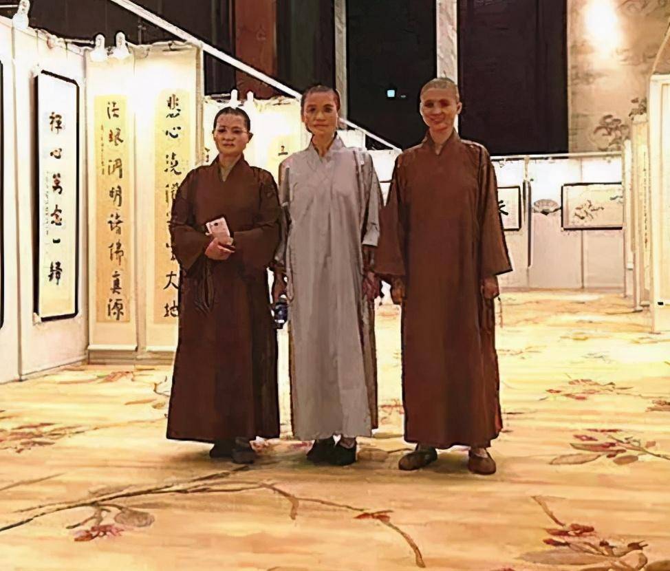 原创广东一家三姐妹在十几岁花季选择削发为尼现在2位都成了住持