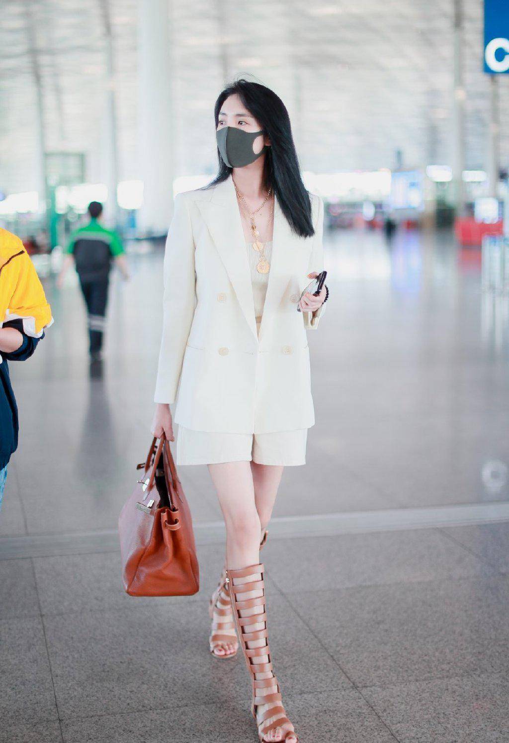 王紫璇不愧是腿精这么难穿的鞋都没勒出一丝赘肉也太细了