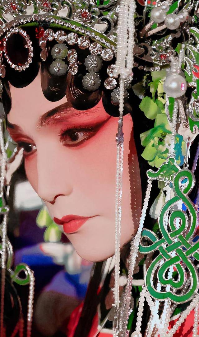 不仅阿云嘎是如此,霍尊的戏曲女装扮相也特别美.