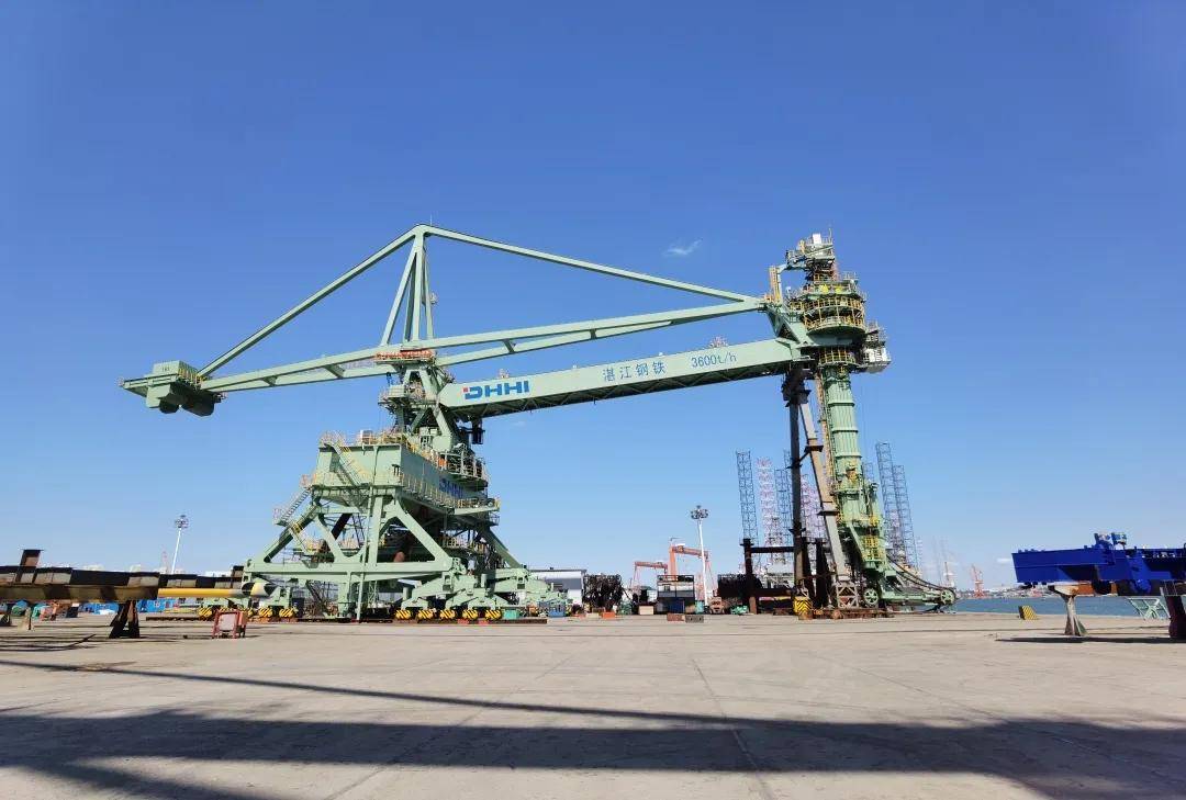 大连重工成功出产首台3600吨/小时智能化连续卸船机_手机搜狐网