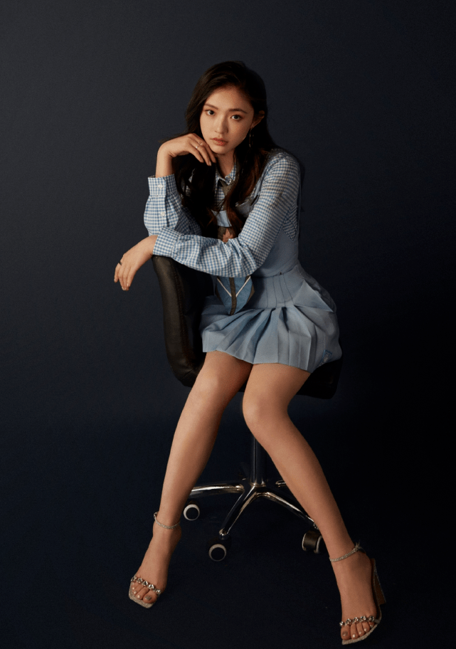 24岁林允怕是开挂了?首次换上"渣女鞋",就摆出了"甘蔗腿"