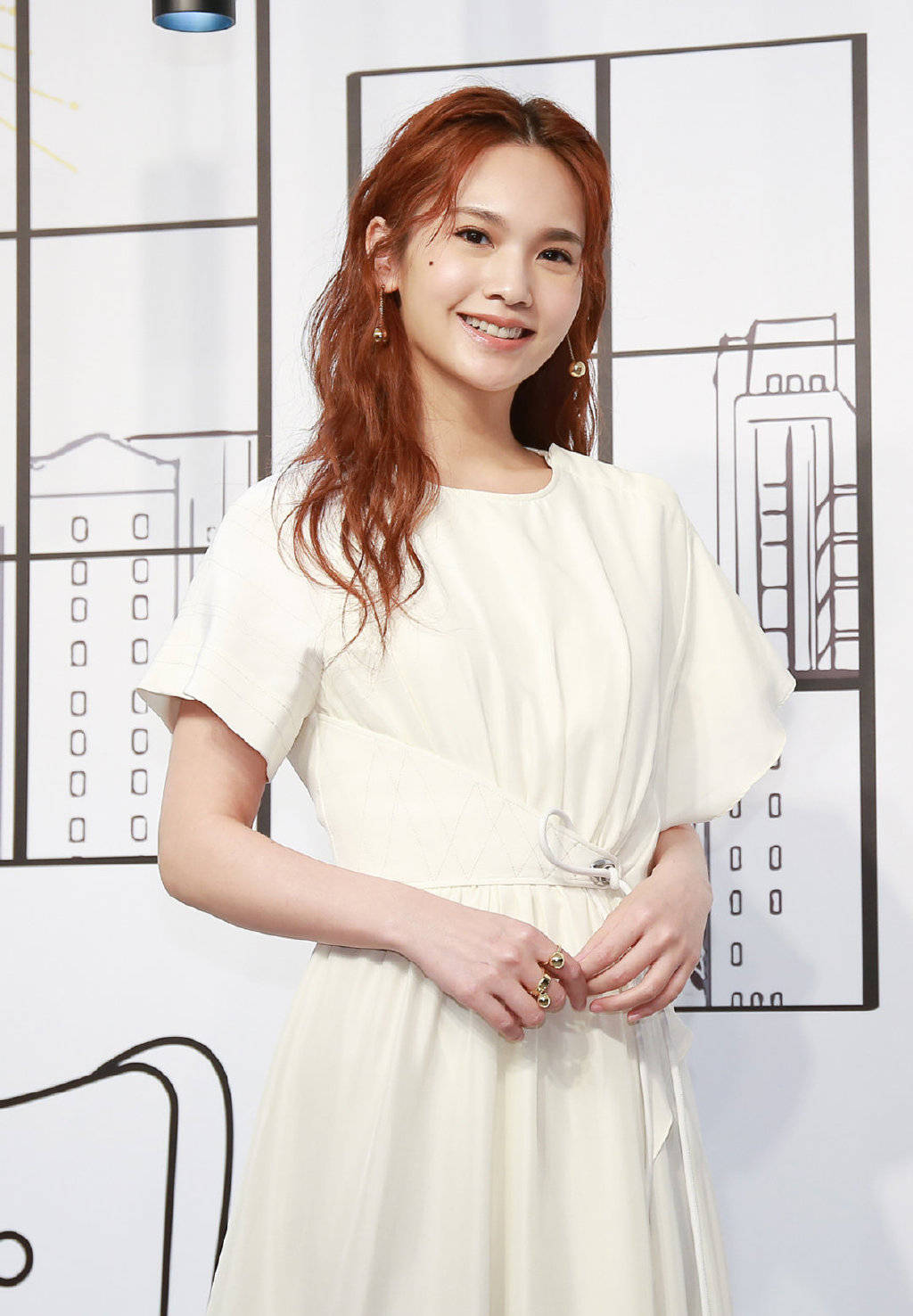 杨丞琳自曝2个月减12斤穿一袭白裙减龄可爱似未婚少女