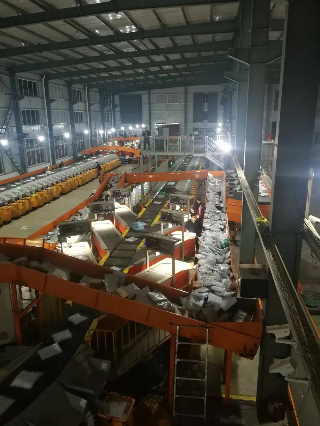 双11前在江阴一快递中转站拍下的一幕