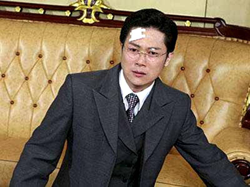 原创王灿因龙游天下红透全国拍戏受伤告别演戏收养四个非洲娃