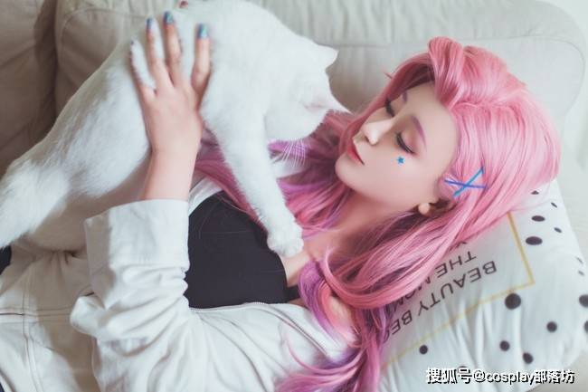 cos英雄联盟莎弥拉生活里每一天都有惊喜