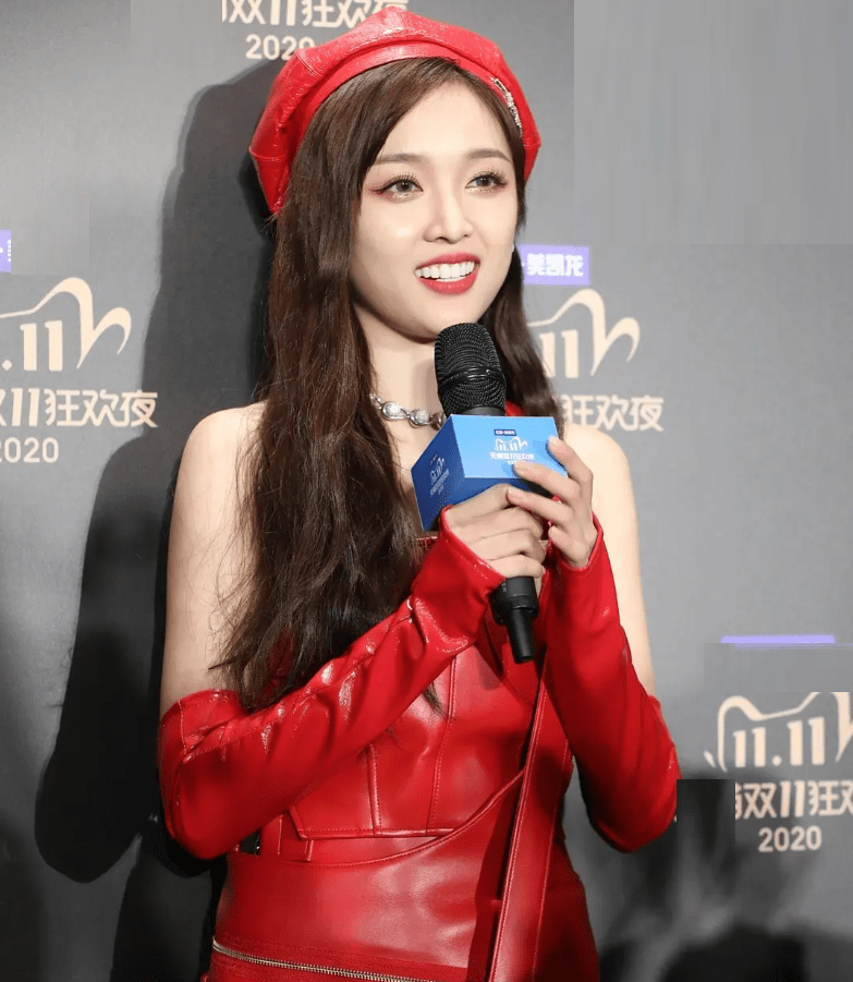 吴宣仪穿红皮裙搭白网袜,打扮土气,被嘲"精神小妹"