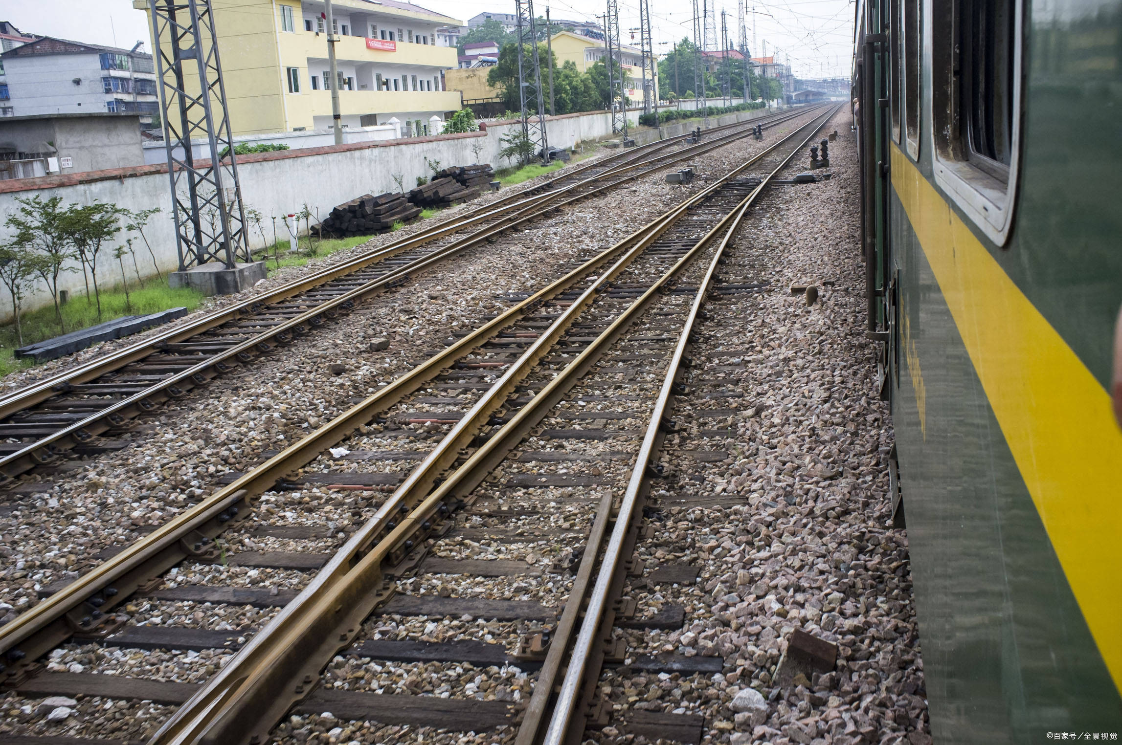 火车为什么是在铁轨上行驶可以用机器替代驾驶吗