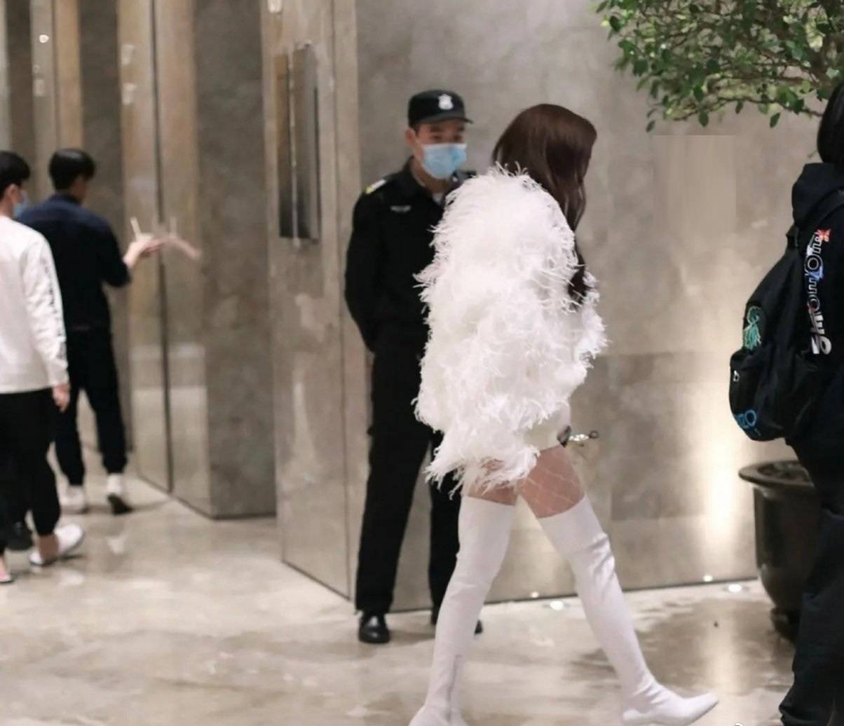 吴宣仪穿红皮裙搭白网袜,打扮土气,被嘲"精神小妹"