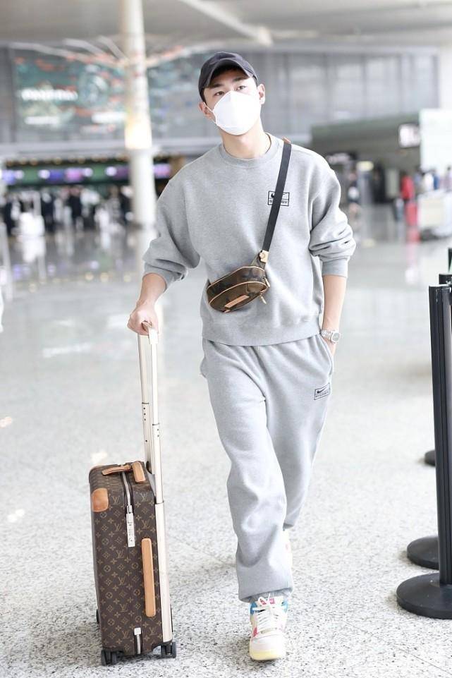 原创184cm王彦霖帅气造型,运动装穿出潮流范,这搭配很适合秋季