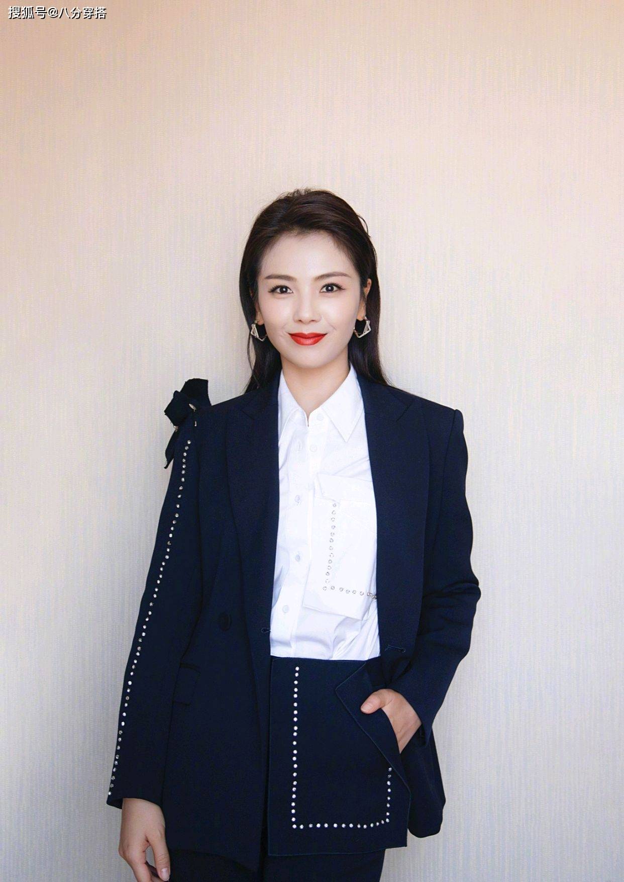 刘涛这气质感一般人模仿不了,黑西装配白衬衫干练利落,高级精致