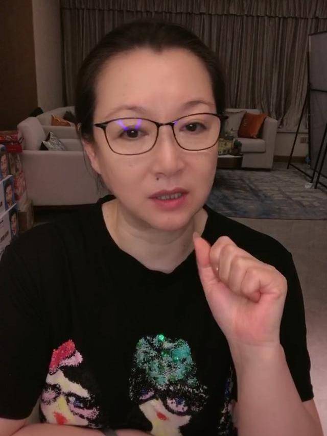 赵本山55岁妻子近照,戴翡翠首饰貌美富态,与女儿同框似姐妹_马丽娟