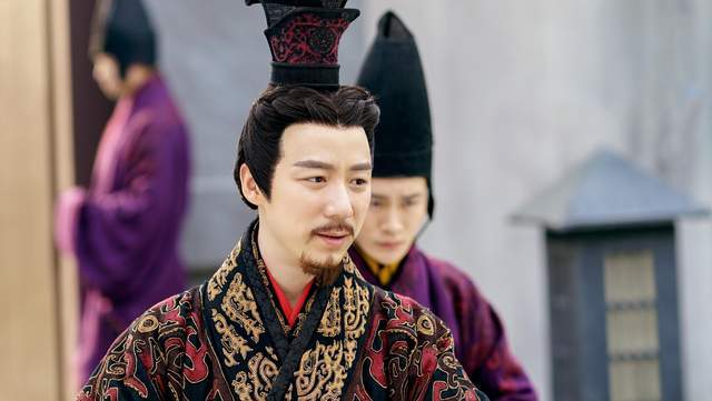 赢柱剧照终于又熬了14年,嬴柱终于熬到了昭襄王驾崩,登上王位的一刻