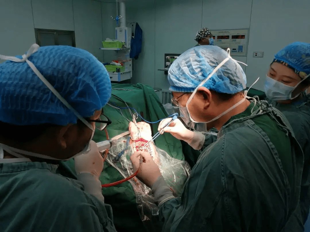 城北医院完成首例显微镜下大脑单纵裂入路双侧额顶叶肿瘤切除术_手机