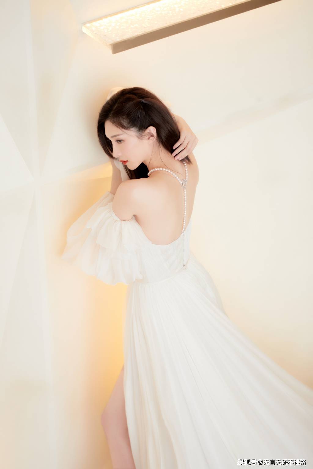 江疏影一抹白色长裙性感无比水仙花容沁芬芳一抹春色绕眉梢